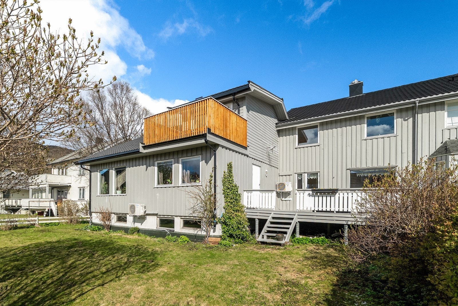 Boligen har en solrik hage som er vestvendt. Galleribilde