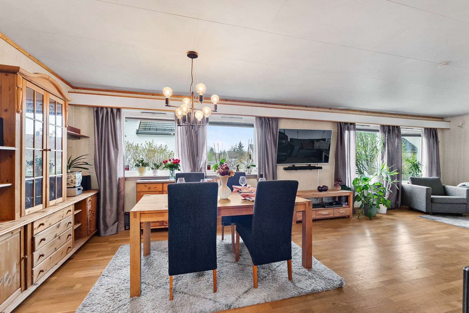 Store vindusflater gir rikelig med naturlig lys til oppholdsrommet. Galleribilde