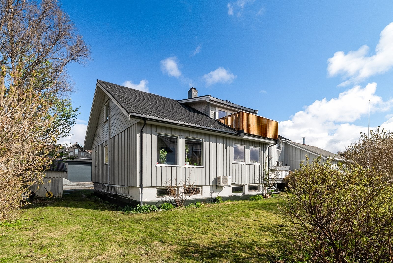 Eiendommen består av to separate boenheter, en opprinnelig del fra 1955 og en tilbygget del fra 1987. Taket på begge deler ble fagmessig byttet i henholdsvis 2016 og 2018. Galleribilde
