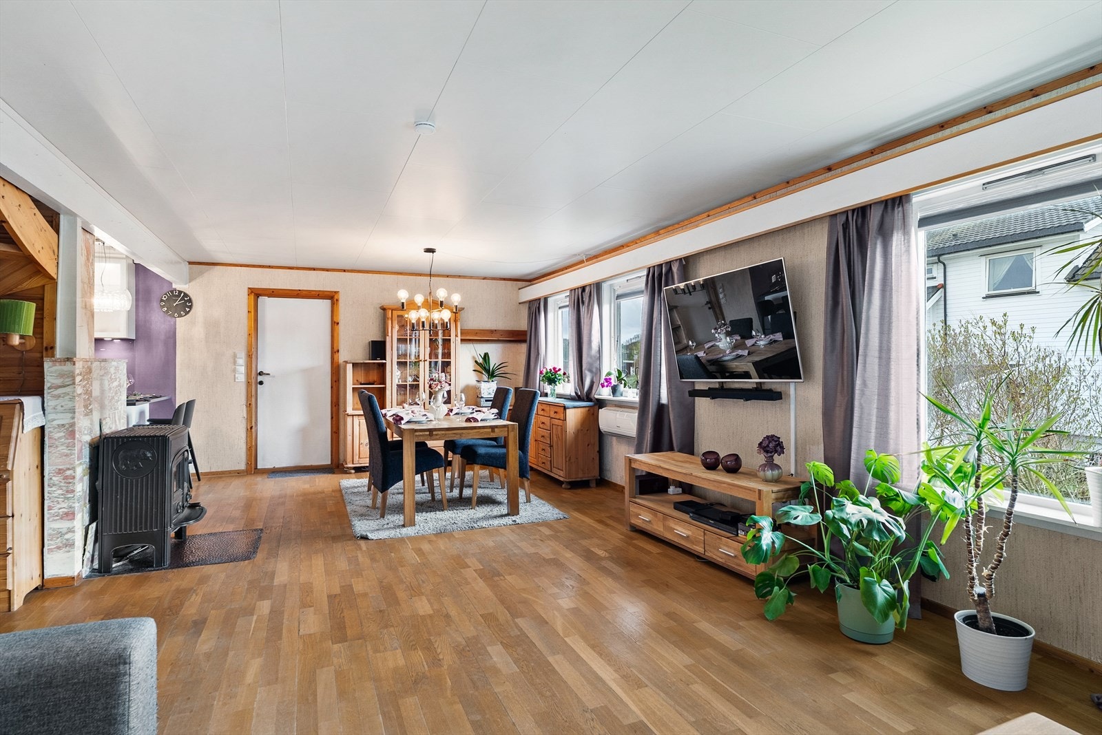 Vi beveger oss inn i en lys og koselig stue. Galleribilde