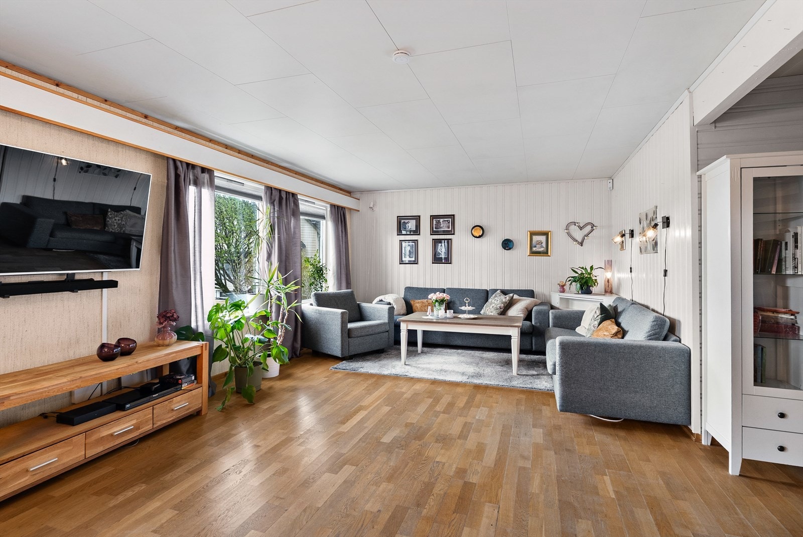 Sofakroken finner fort sin naturlige plass i rommet, og tv-en kan med fordel plasseres mot/på vegg. Galleribilde