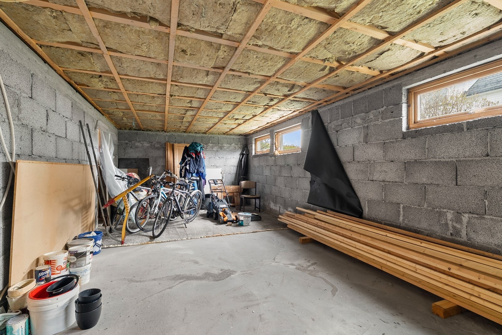 Stor bod i kjelleren med betonggulv og god lagringskapasitet. Deler av gulvet har nedstøpt gulvvarme. Galleribilde
