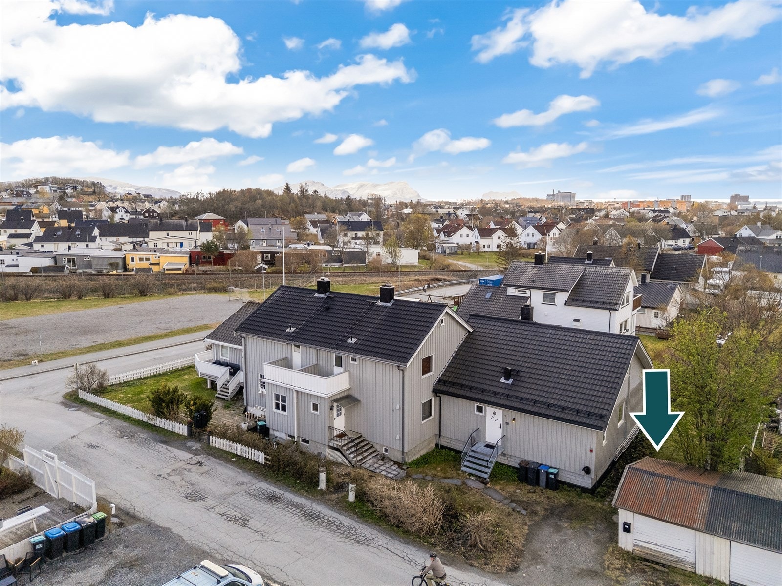 Garasje under markert pil medfølger. Galleribilde
