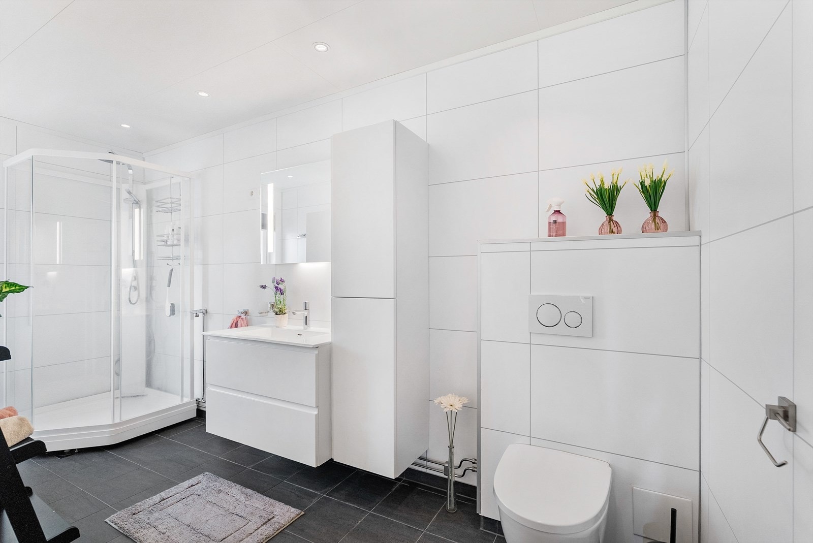 Badet i denne enheten ble renovert i 2019. Det har fliser med gulvvarme, vegghengt toalett og dusjkabinett. Galleribilde