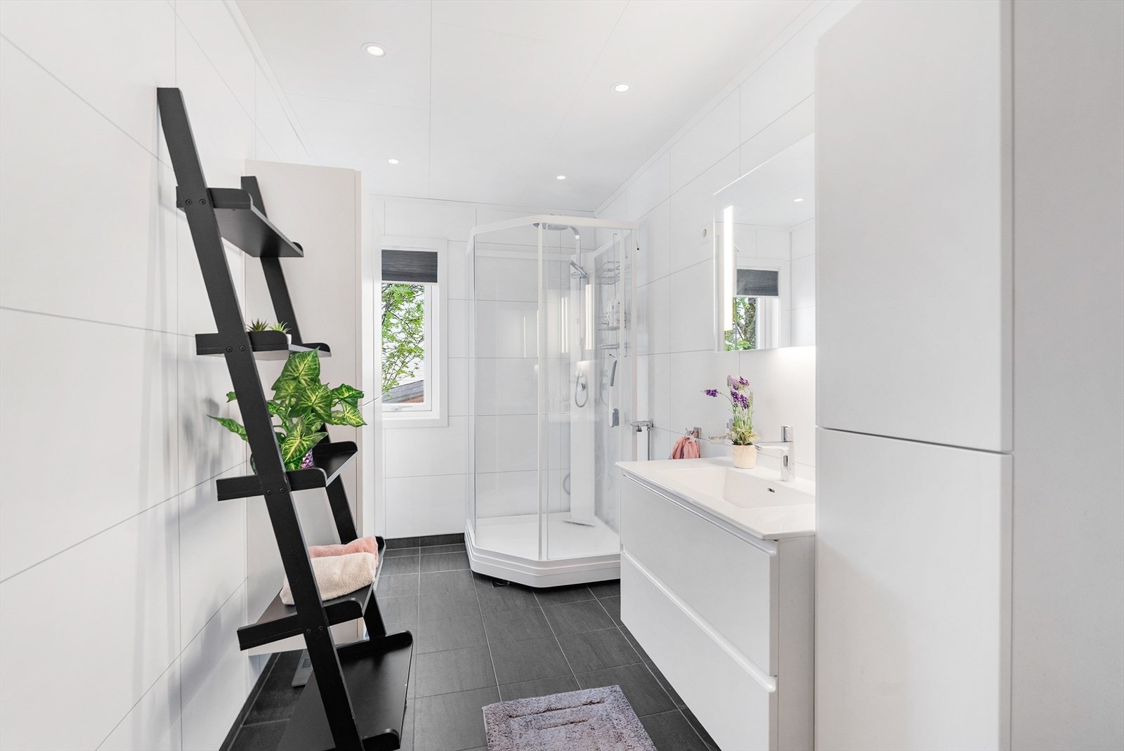 Rommet har våtromsplater på veggene og mekanisk avtrekk som sikrer god ventilasjon. Galleribilde