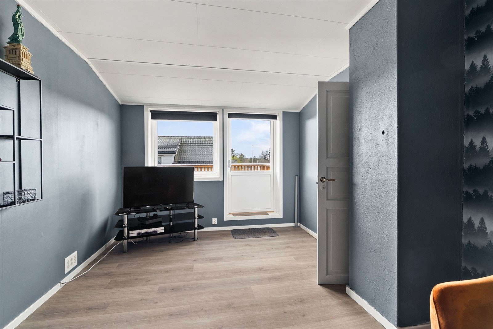Soverom 2 er plassert i 2.etg og har videre utgang til balkong. Galleribilde