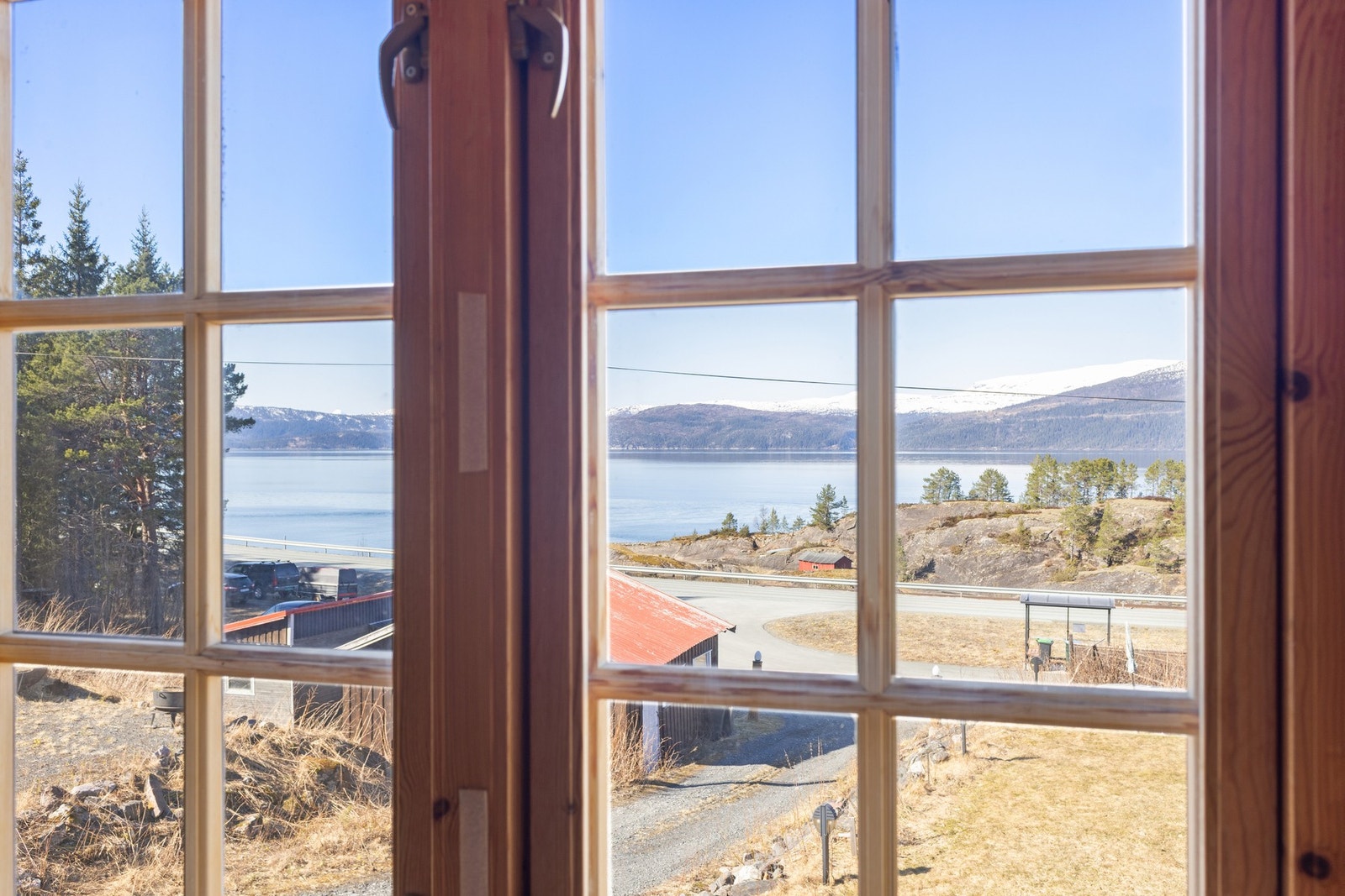 Fra vinduene har du en nydelig utsikt mot fjorden og det landskapet rundt. Galleribilde