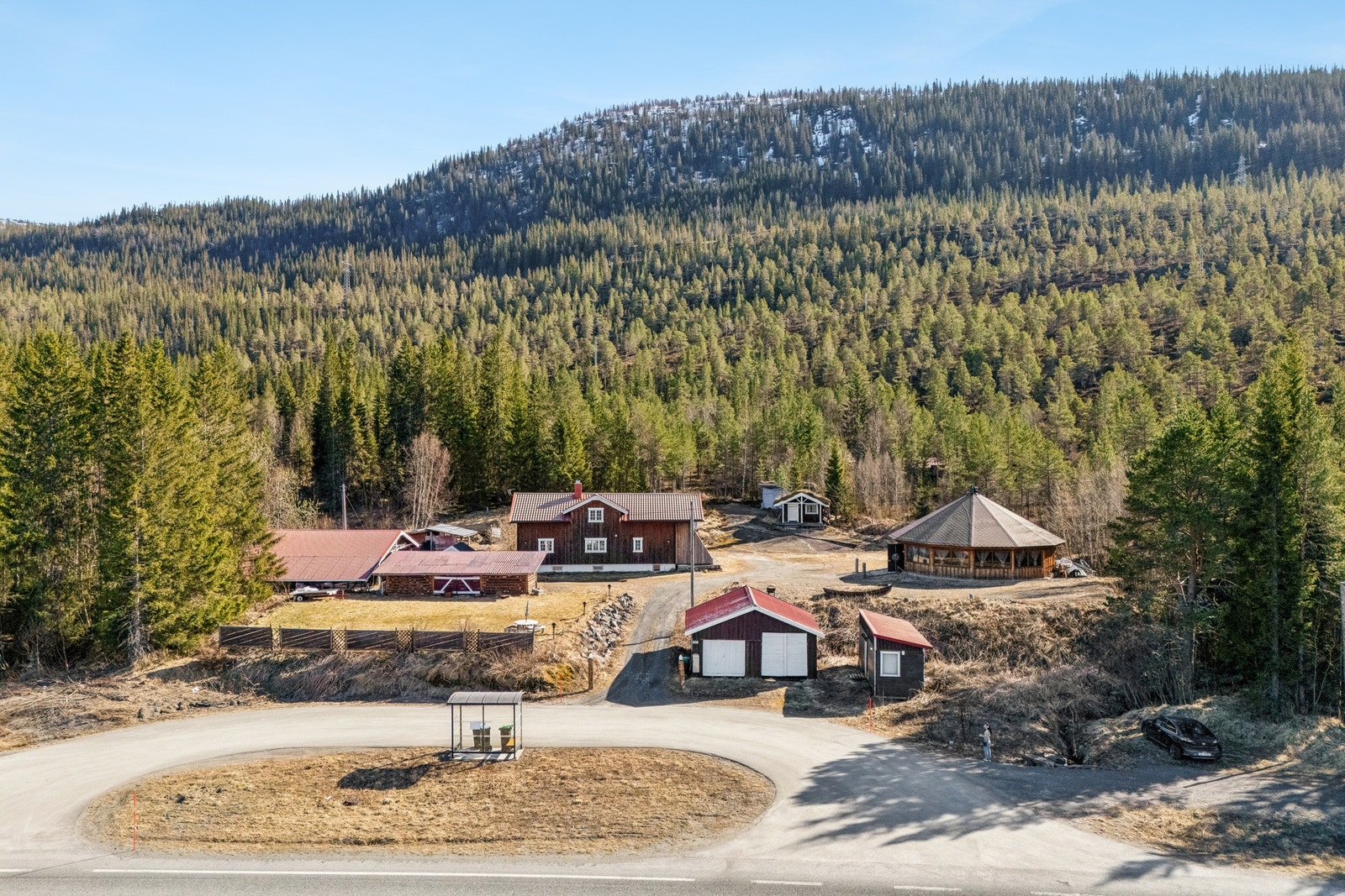 Eiendommen ligger idyllisk til i Yttervika og består av enebolig, dobbelgarasje, anneks, paviljong og en rekke andre bygg. Galleribilde