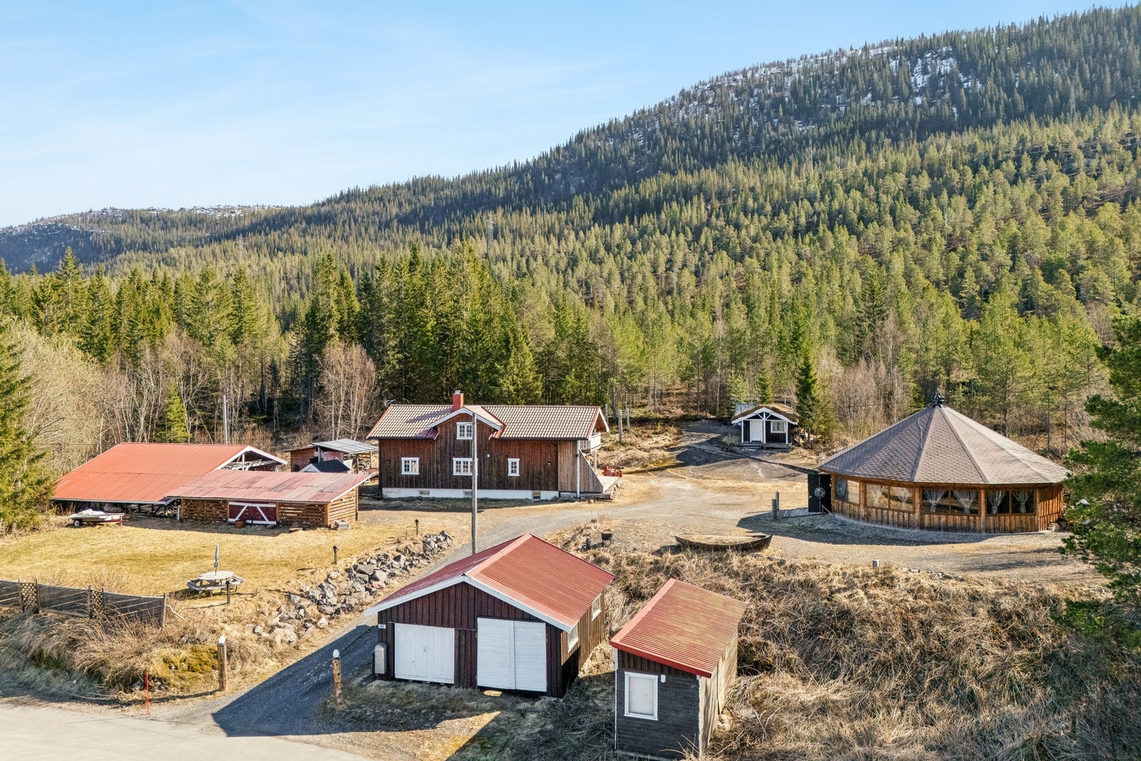 Eiendommen har en stor, gruset gårdsplass med rikelig av parkeringsmuligheter. Galleribilde