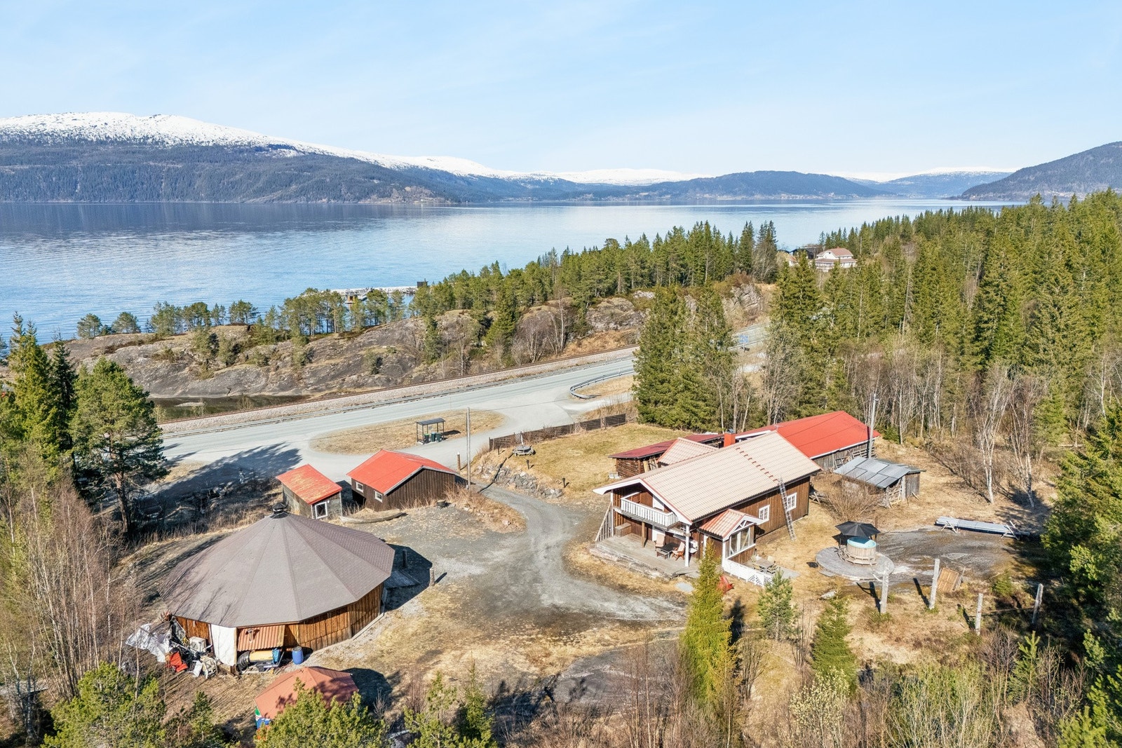 Det går buss langs Sørlandsveien med forbindelse mot både Mo i Rana og Mosjøen/Hemnes. Galleribilde