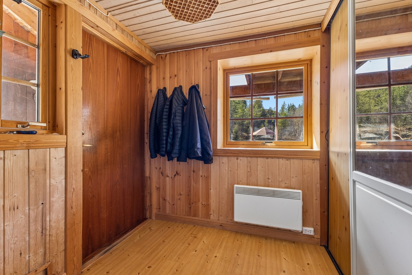 Entré med plass til å henge fra seg yttertøy. Galleribilde