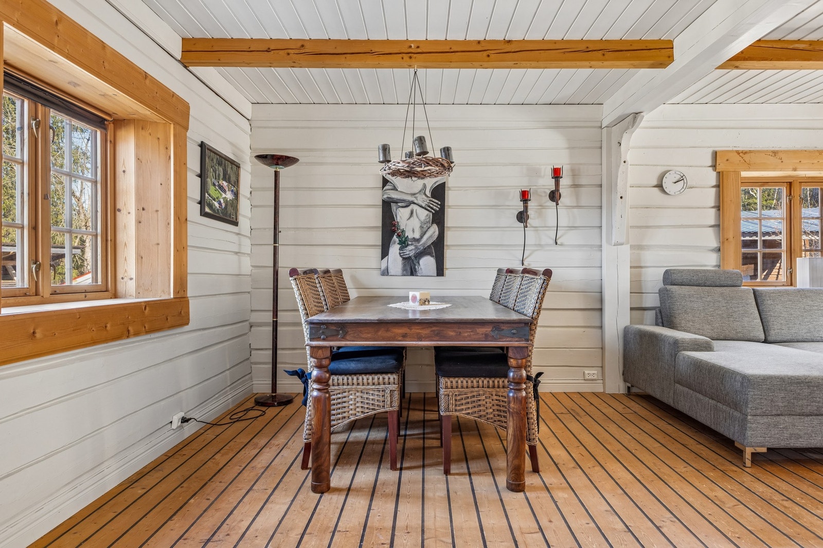Spisestuedelen har god plass til hyggelige måltider med familie og venner. Galleribilde