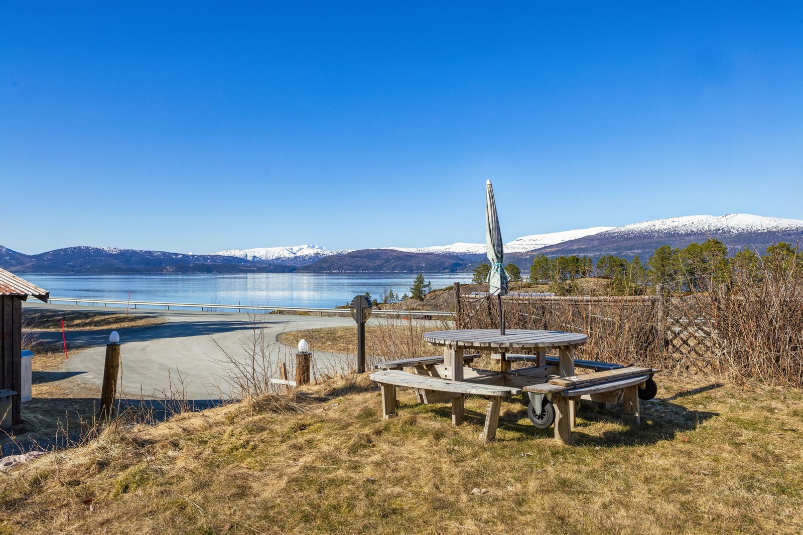 Flere fine uteplasser på tomten hvor man kan nyte de naturskjønne omgivelsene. Galleribilde