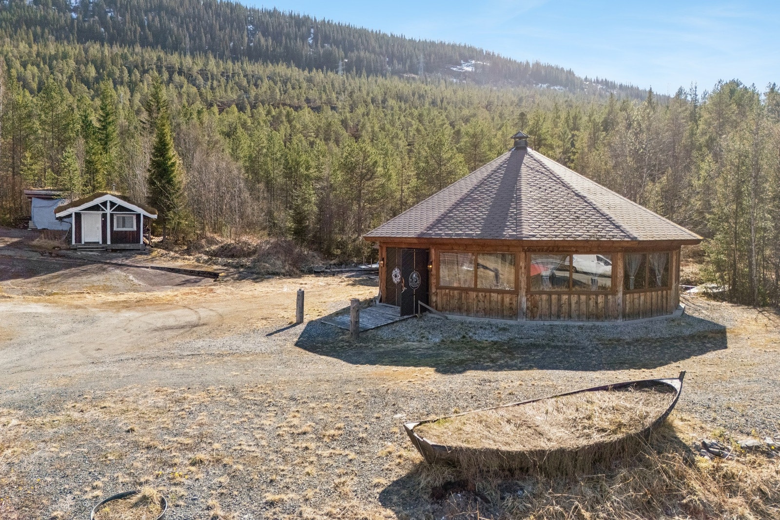 Den store paviljongen på ca. 90 m² ble oppført i 2017. I bakgrunnen ses annekset. Galleribilde