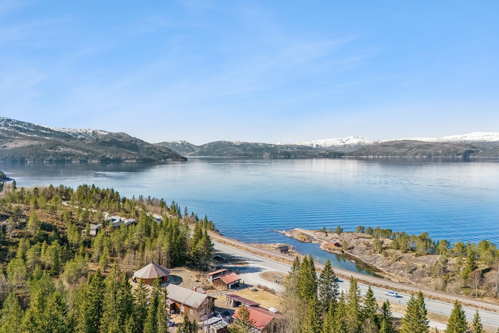 Her lever du i rolige omgivelser med et landskap som innbyr til rekreasjon og aktivitet året rundt. Galleribilde