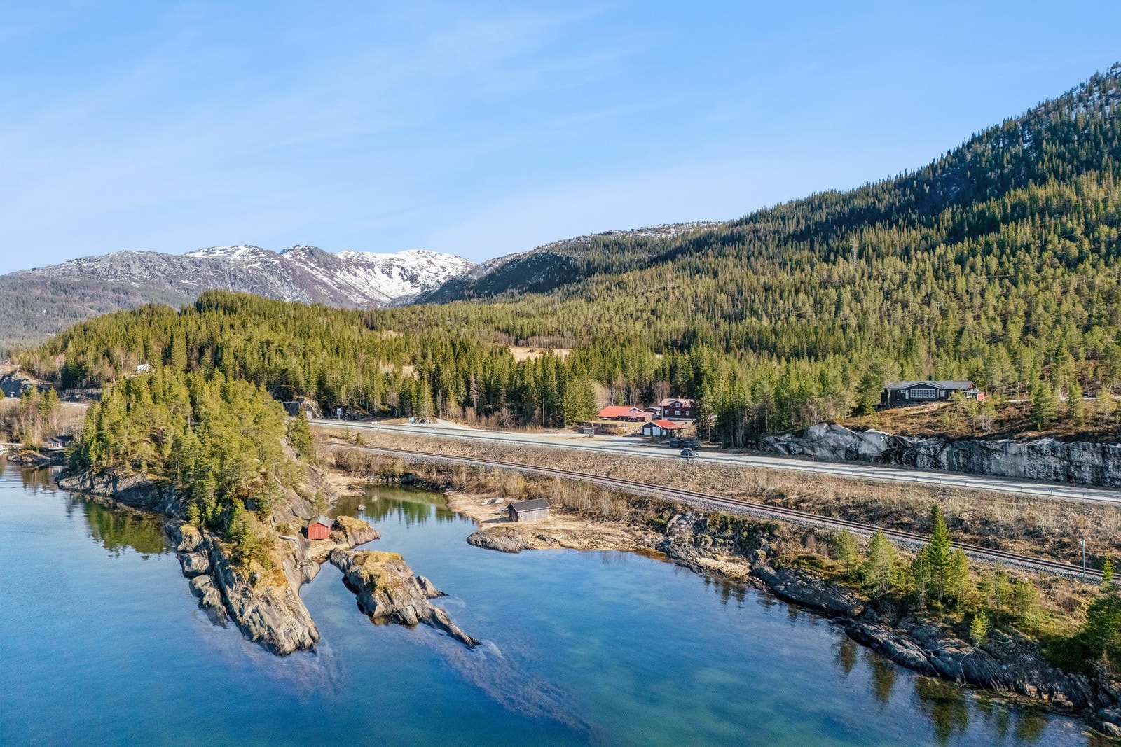 Velkommen til en sjelden og naturskjønn eiendom hvor du bor med kysten som nærmeste nabo og storslått natur rett utenfor døren. Galleribilde