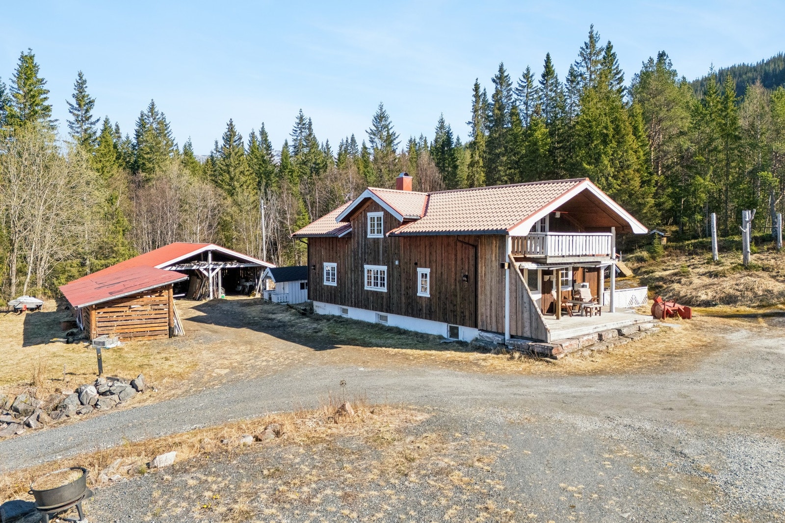 Eneboligen har fasade med stående villmarkspanel fra 2007. Galleribilde