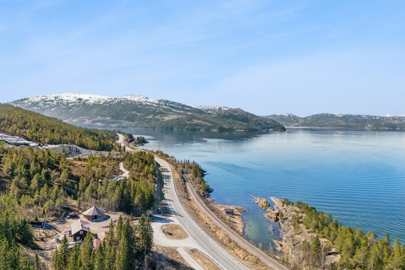 Til tross for den fredelige beliggenheten er det kun ca. 16 km til Mo i Rana sentrum med alle servicetilbud. Galleribilde