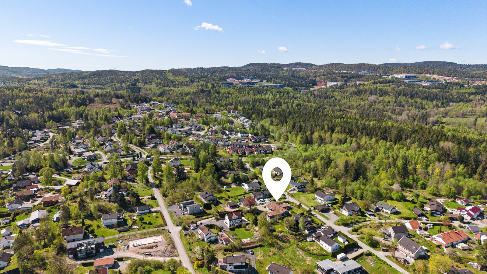 Det er ca. 11 min gange til bussholdeplass. Her går det jevnlige avganger retning Sætre, Drammen, Oslo og Asker Galleribilde