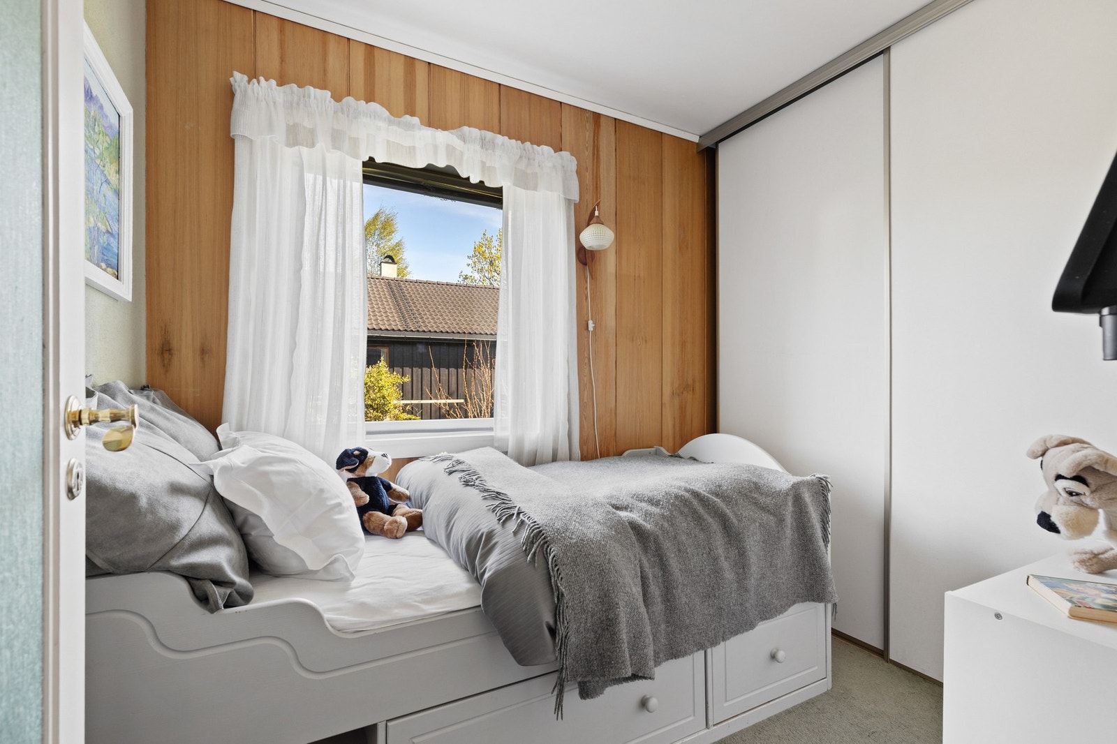 På dette soverommet er det montert skyvedørsgarderobe Galleribilde