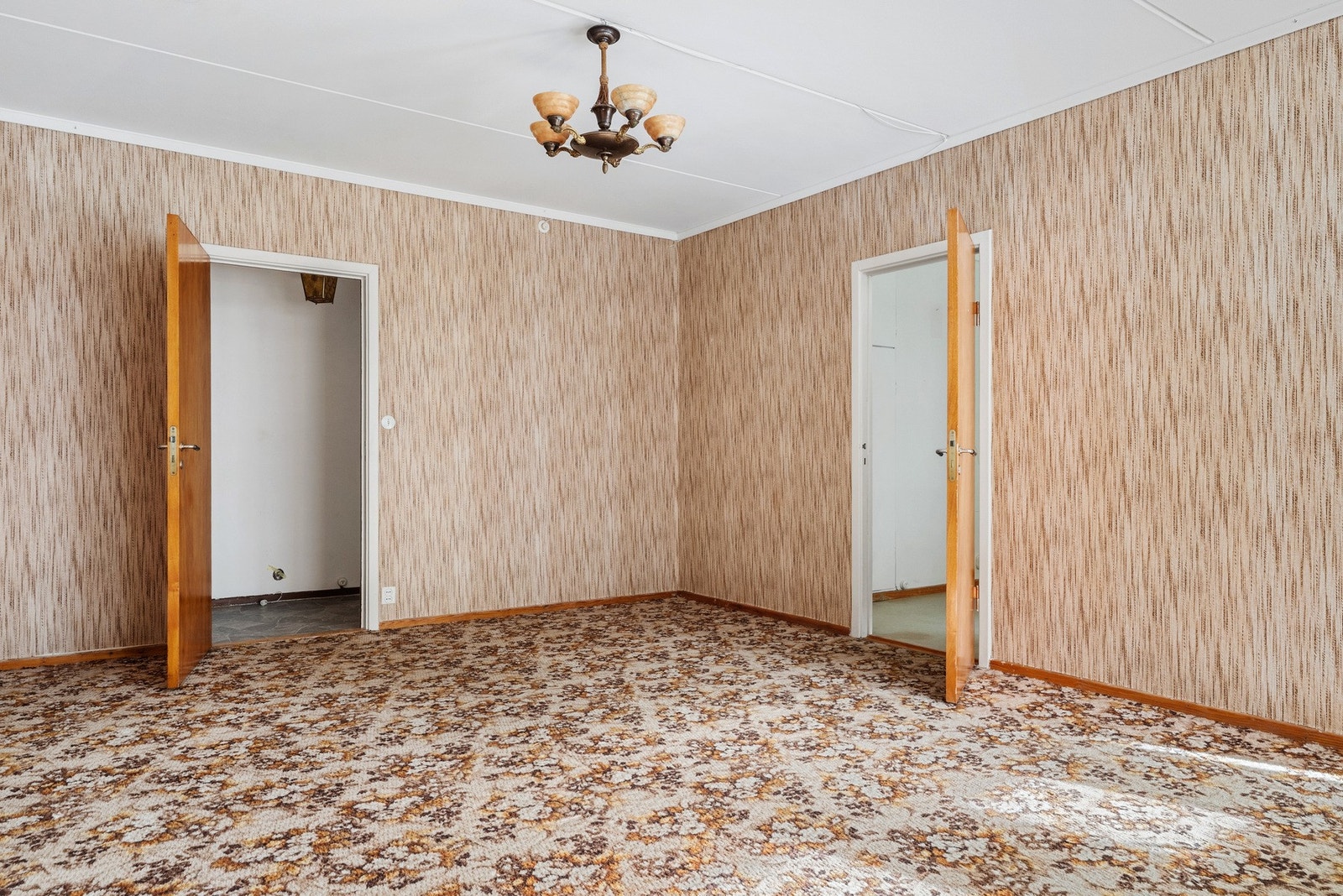 Ut til gangen med bad og inn til høyre med soverom 2 Galleribilde