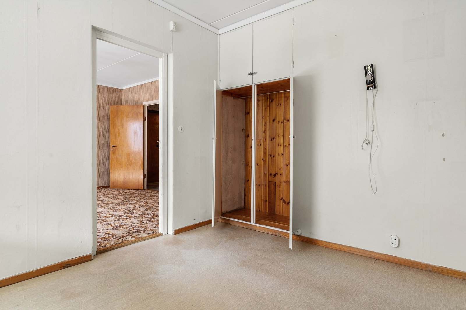 Soverom 2, her kan man med rå kraft slå/sparke seg igjennom til Soverom 1. Eller åpne pent opp å få en bedre løsning. Så slipper man adkomst fra stuen til soverom 2. Galleribilde