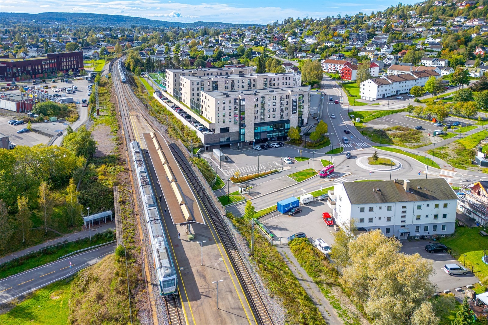 Rett ved togstasjonen med hyppige avganger til Lillestrøm og Oslo S. Ca. 20 minutter reisetid til Oslo S. Galleribilde