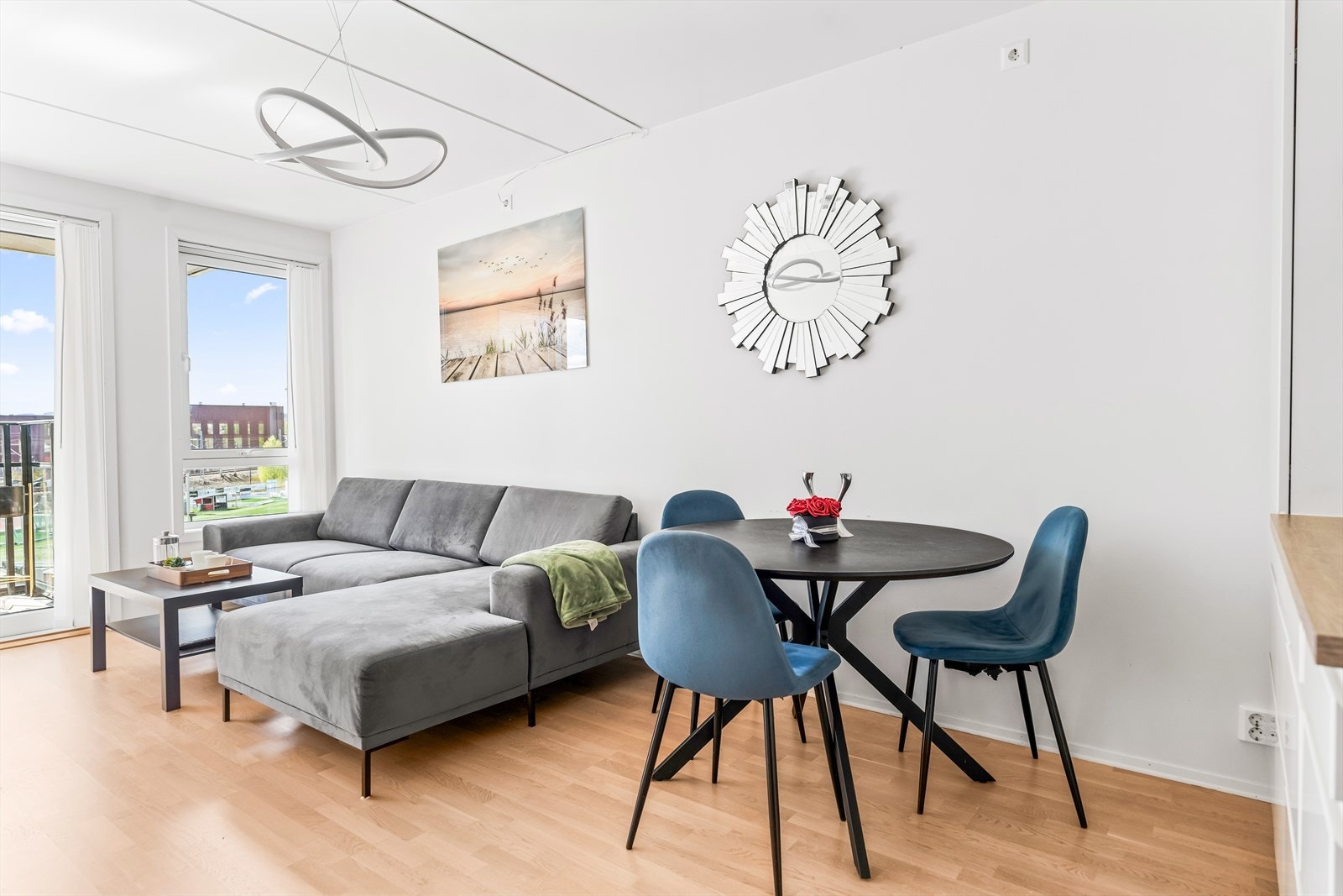 Det er mer enn nok plass til sofagruppe, spisebord og tilhørende møblement. Galleribilde