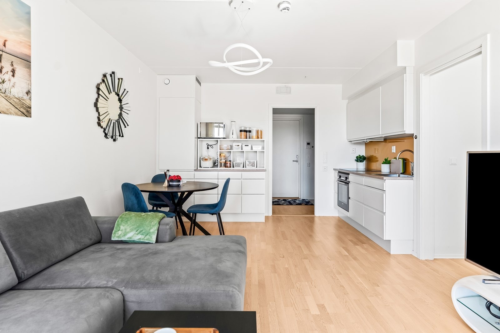 Stilrent, kompakt og effektivt designet kjøkken fra HTH. Galleribilde