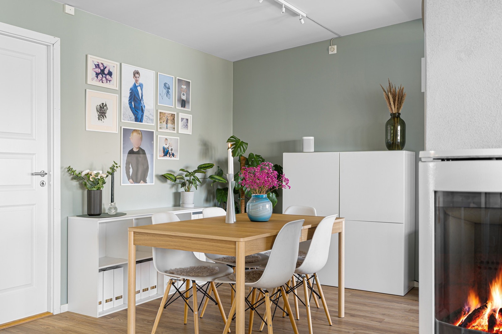 God plass til å innrede med et større langbord for sosiale sammenkomster med venner og familie. Galleribilde