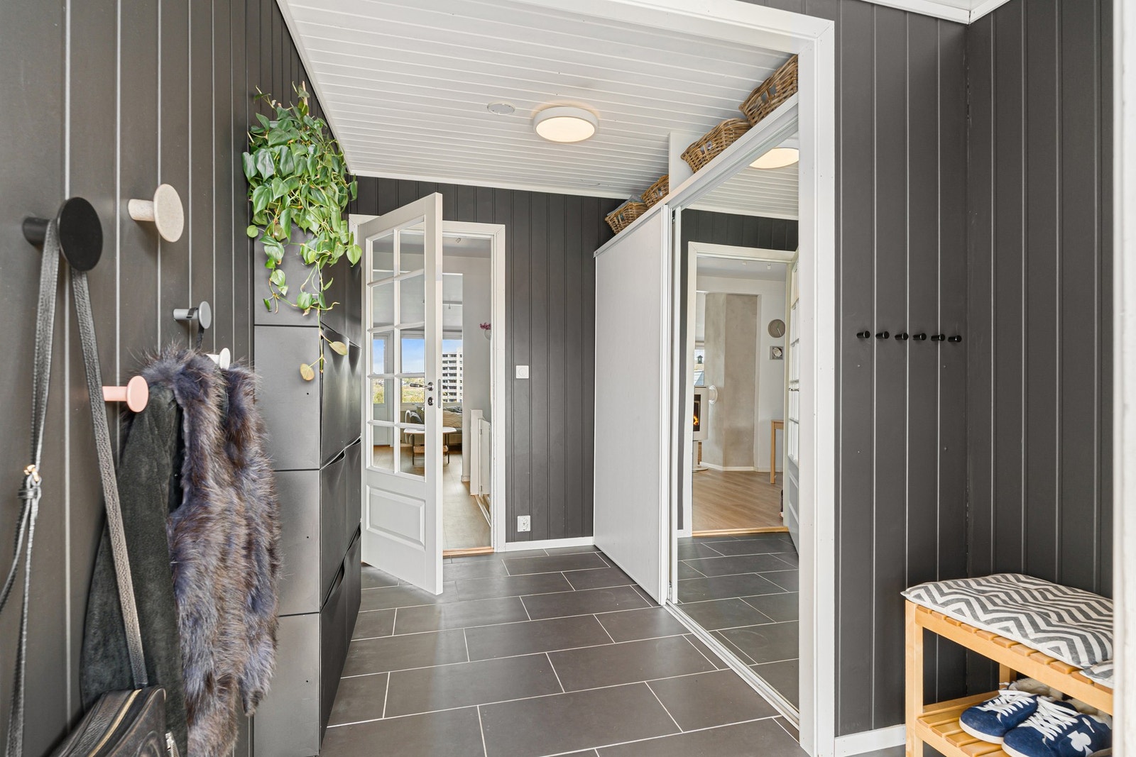 Innbydende entré/gang med praktisk skyvedørsgarderobe. Galleribilde