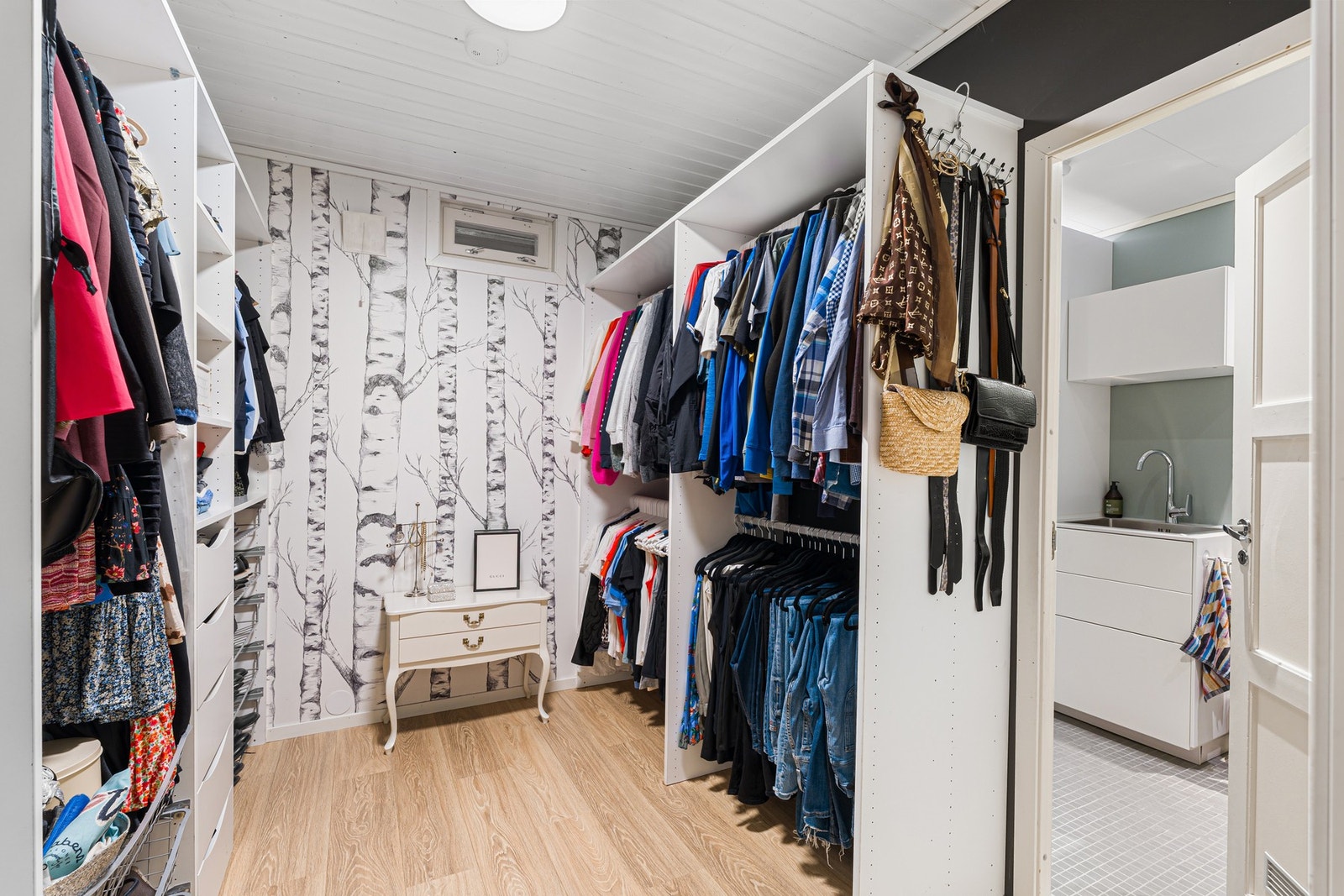 Praktisk walk-in closet. Galleribilde