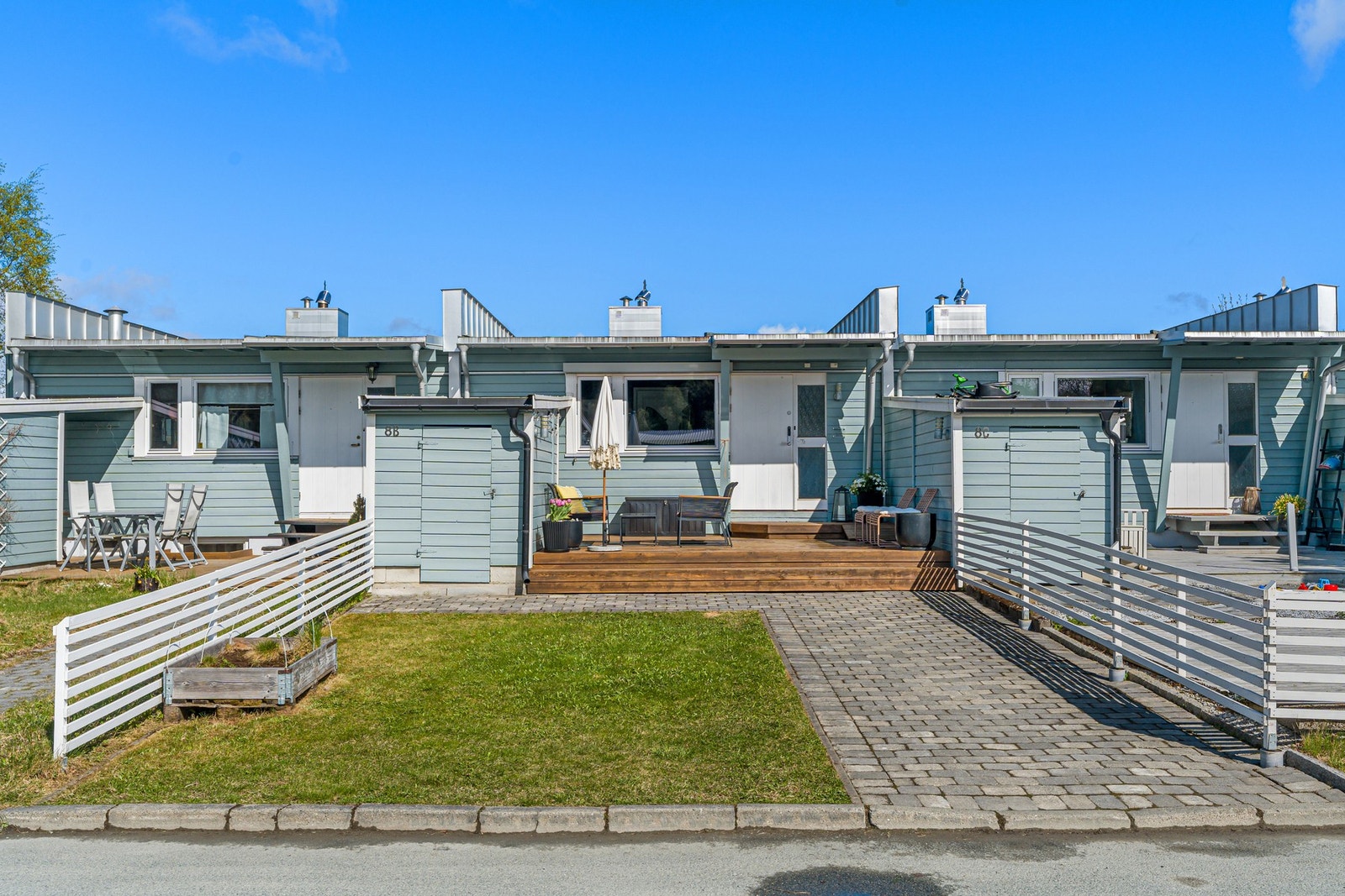 På framsiden av huset finner vi nok en solrik uteplass med gode muligheter for ønsket utemøblement. Galleribilde