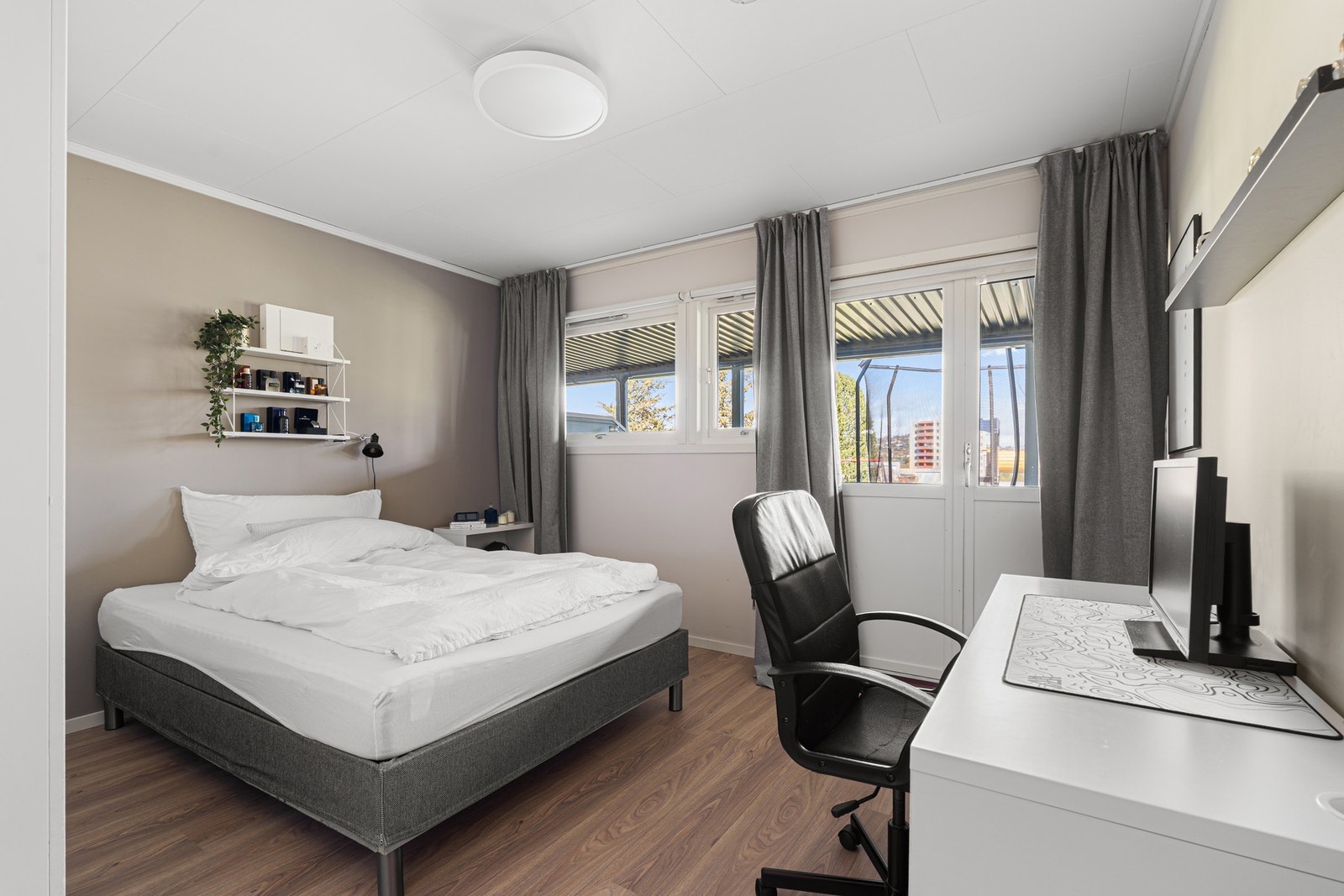 Soverom 3 på 13,2 kvm. Fra soverommet er det direkte tilgang til terrasse og lekeplass. Galleribilde