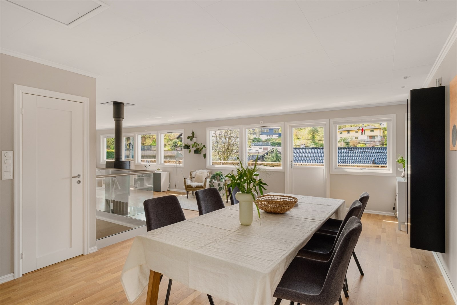 Her er det plass til stort spisebord og rikelig med gjester! Galleribilde