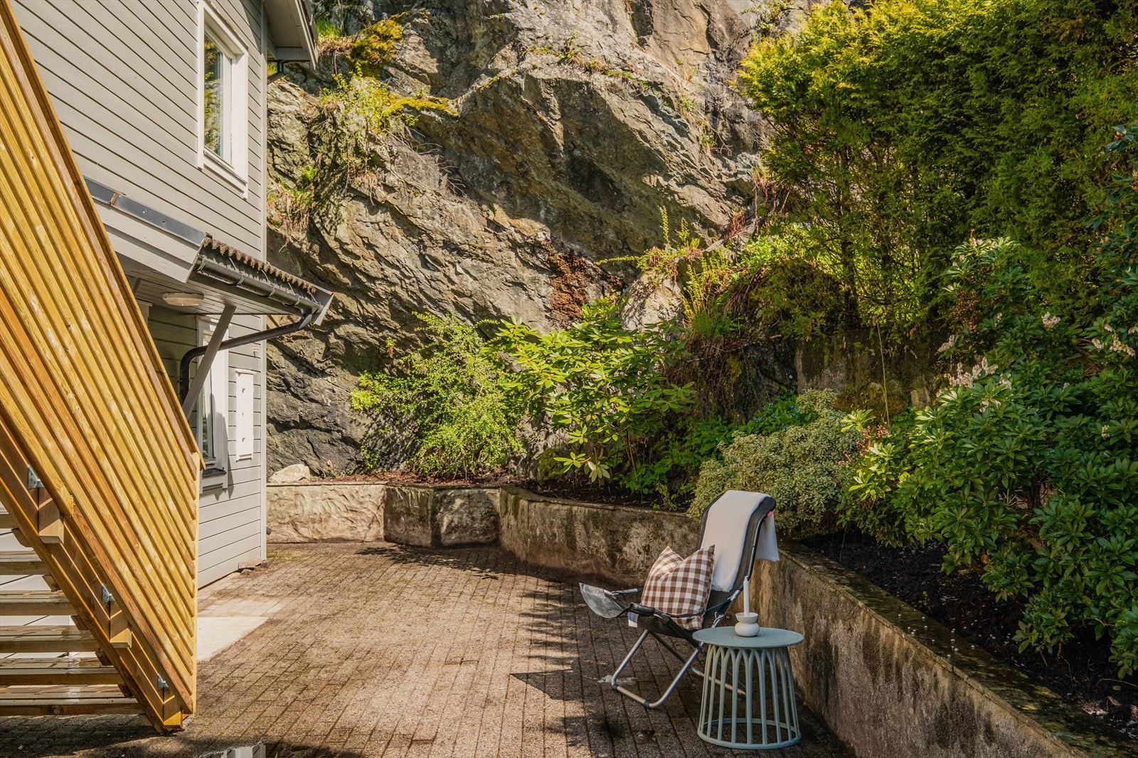 Sjarmerende uteområde der man kan sette frem en liten sittegruppe. Galleribilde