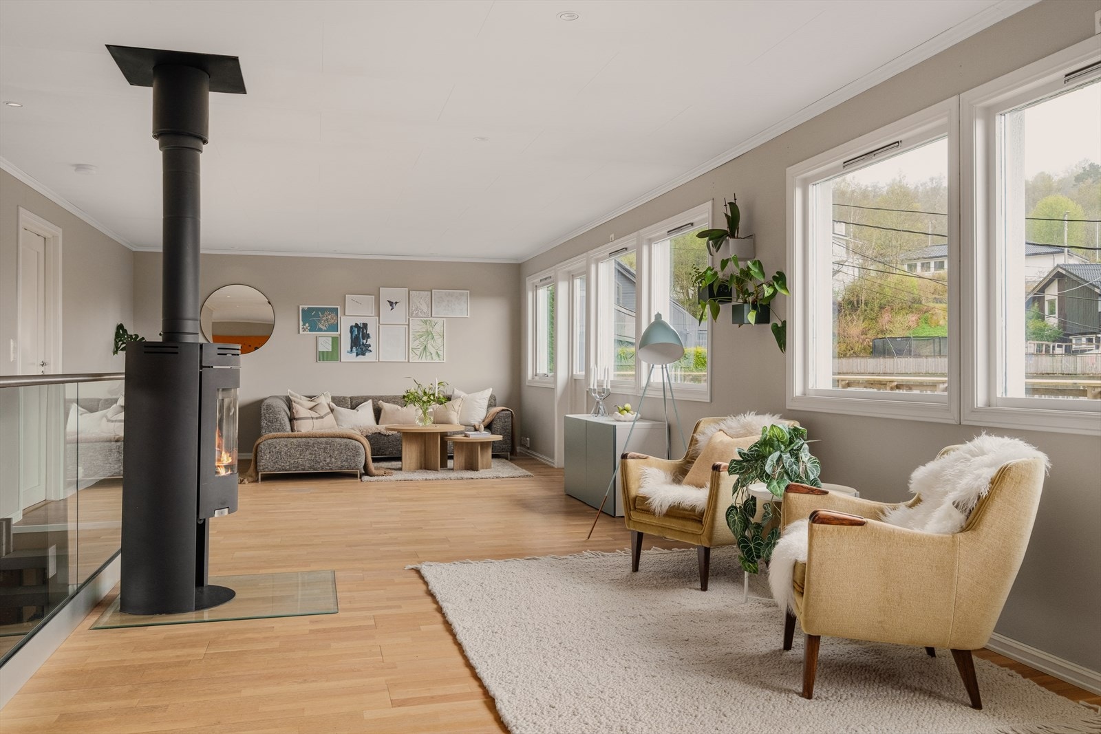 Perfekt plass for en hyggelig sittegruppe, hvor man kan nyte en god bok eller en kopp kaffe foran vedovnen. Galleribilde
