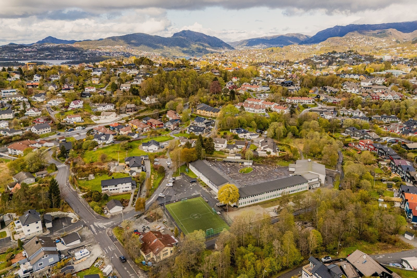 Kort avstand til Apeltun barnehage, Smørås barneskole, Slåtthaug ungdomsskole og videregående. Galleribilde