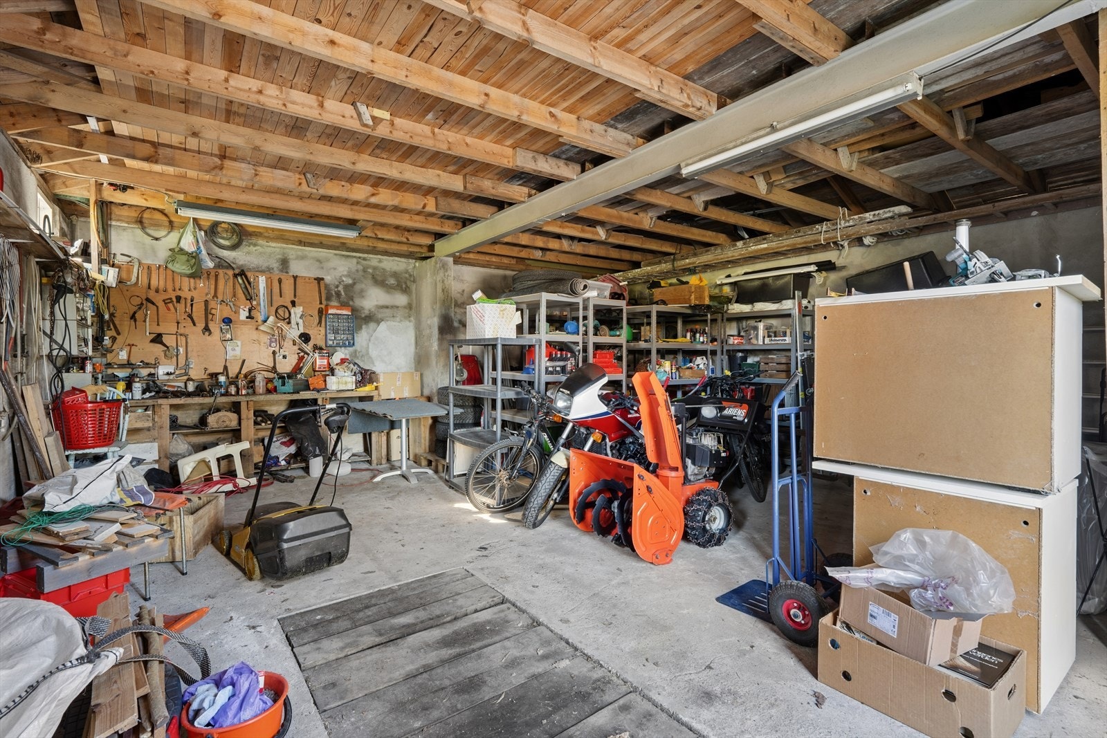 Svært romslig garasje med plass til både bil og oppbevaring. Loft med egen inngang fra bakside Galleribilde