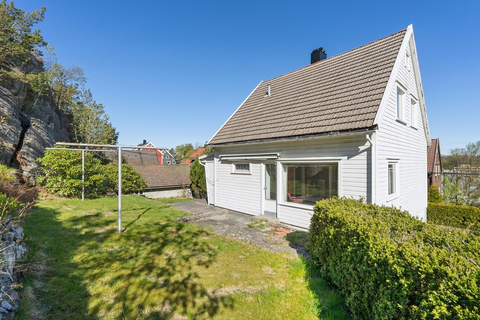Tomten er på hele 1 689,1 m² og strekker seg godt bak huset! Galleribilde