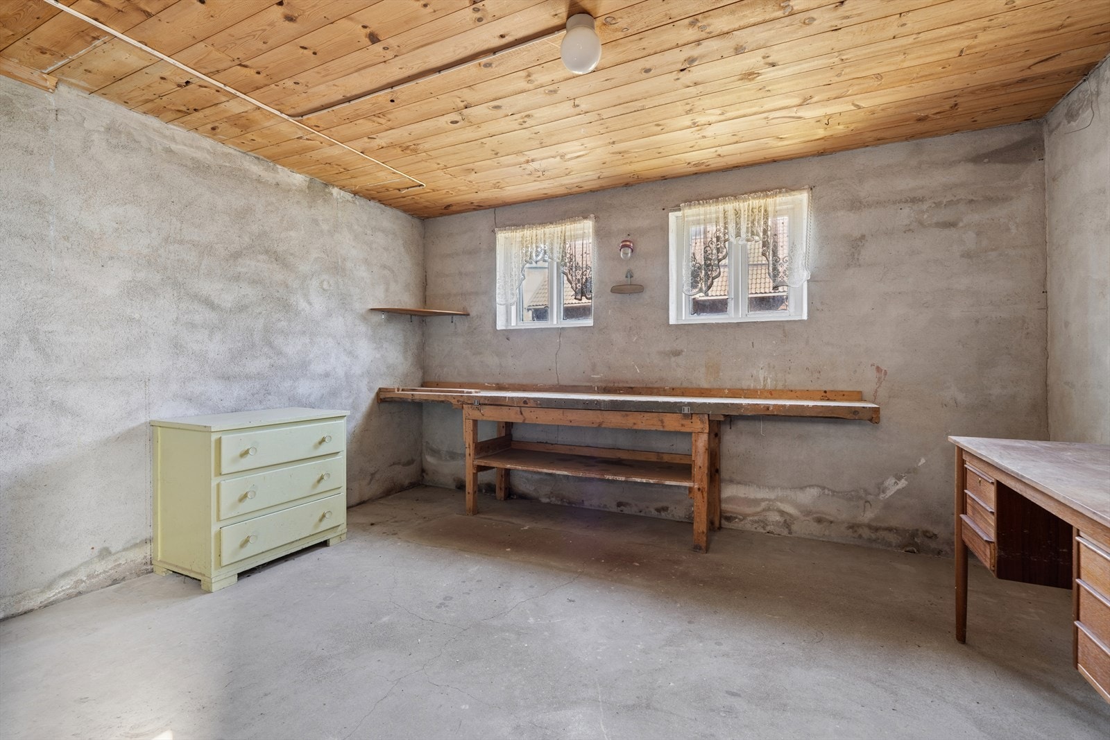 Kjeller med rikelig av bodplass og vaskerom Galleribilde