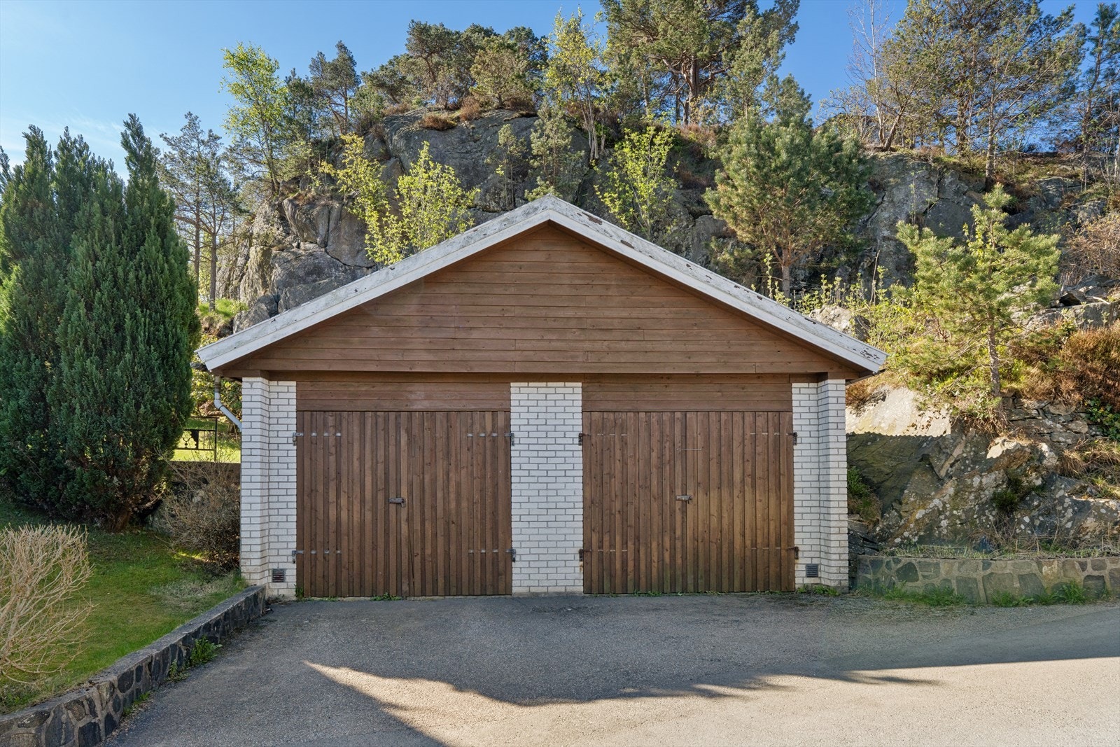 Her får du rikelig med plass til bil og oppbevaring i garasje - samt muligheter for biloppstilling foran garasje. Galleribilde