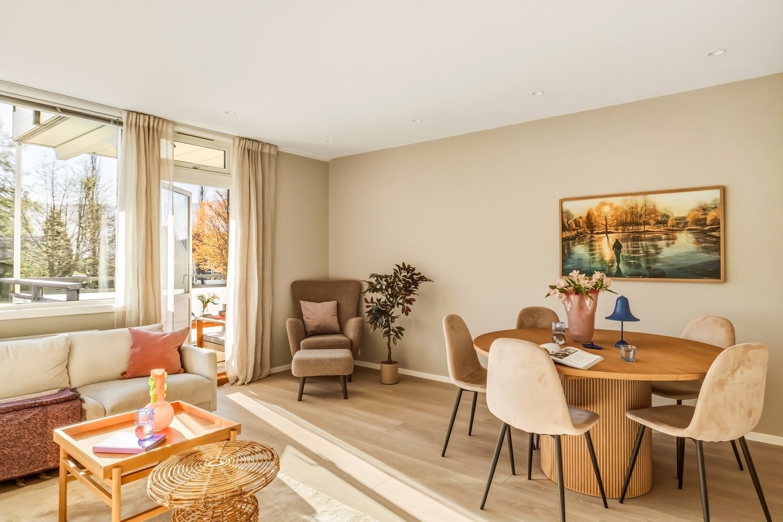 Store vindusflater slipper inn rikelig med naturlig lys og rammer inn utsikten mot Løvstakken. Galleribilde