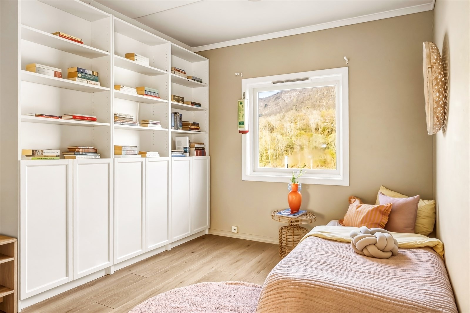 Boligens andre soverom vender mot Landåsfjellet og Ulriken, og er innredet med praktisk skyvedørsgarderobe og god plass til både seng og øvrig møblement. Galleribilde