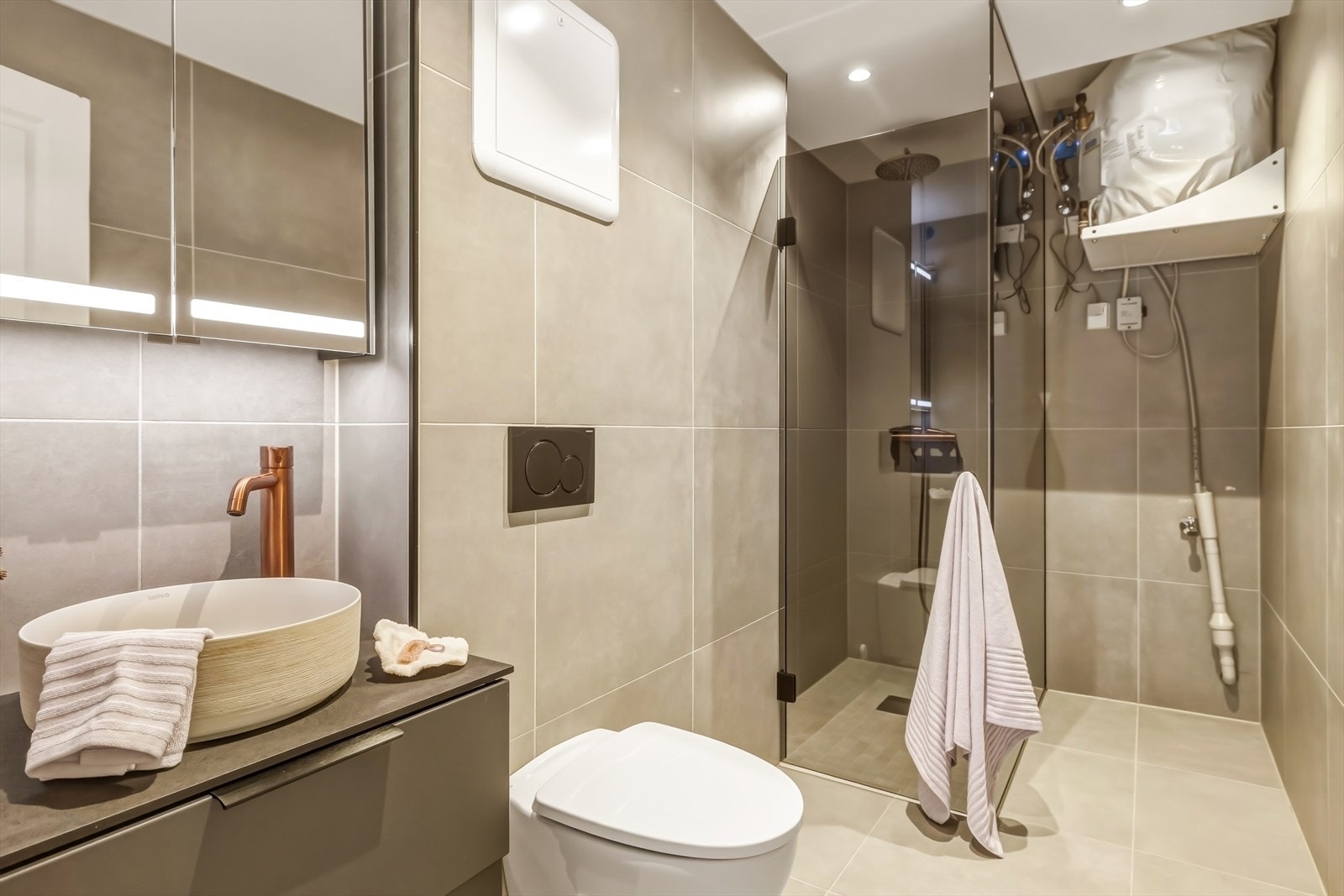 Badet ble renovert i 2021 og fremstår moderne, delikat og svært gjennomført. Galleribilde