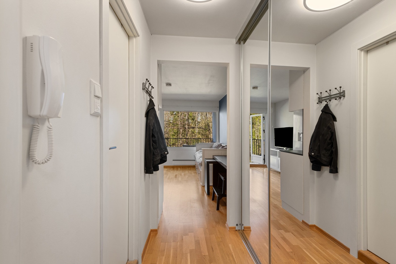 Gangen er utstyrt med dobbel skyvedørsgarderobe med speilfronter Galleribilde