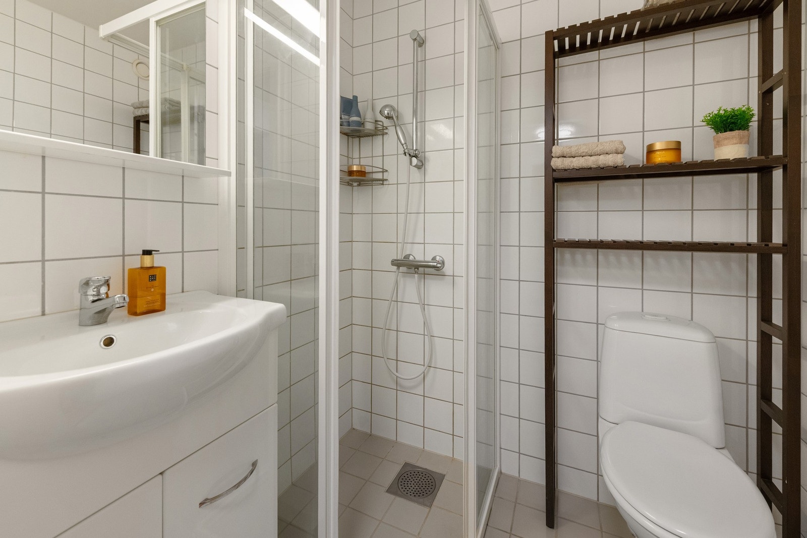 Badet er flislagt på gulv og vegger. Galleribilde