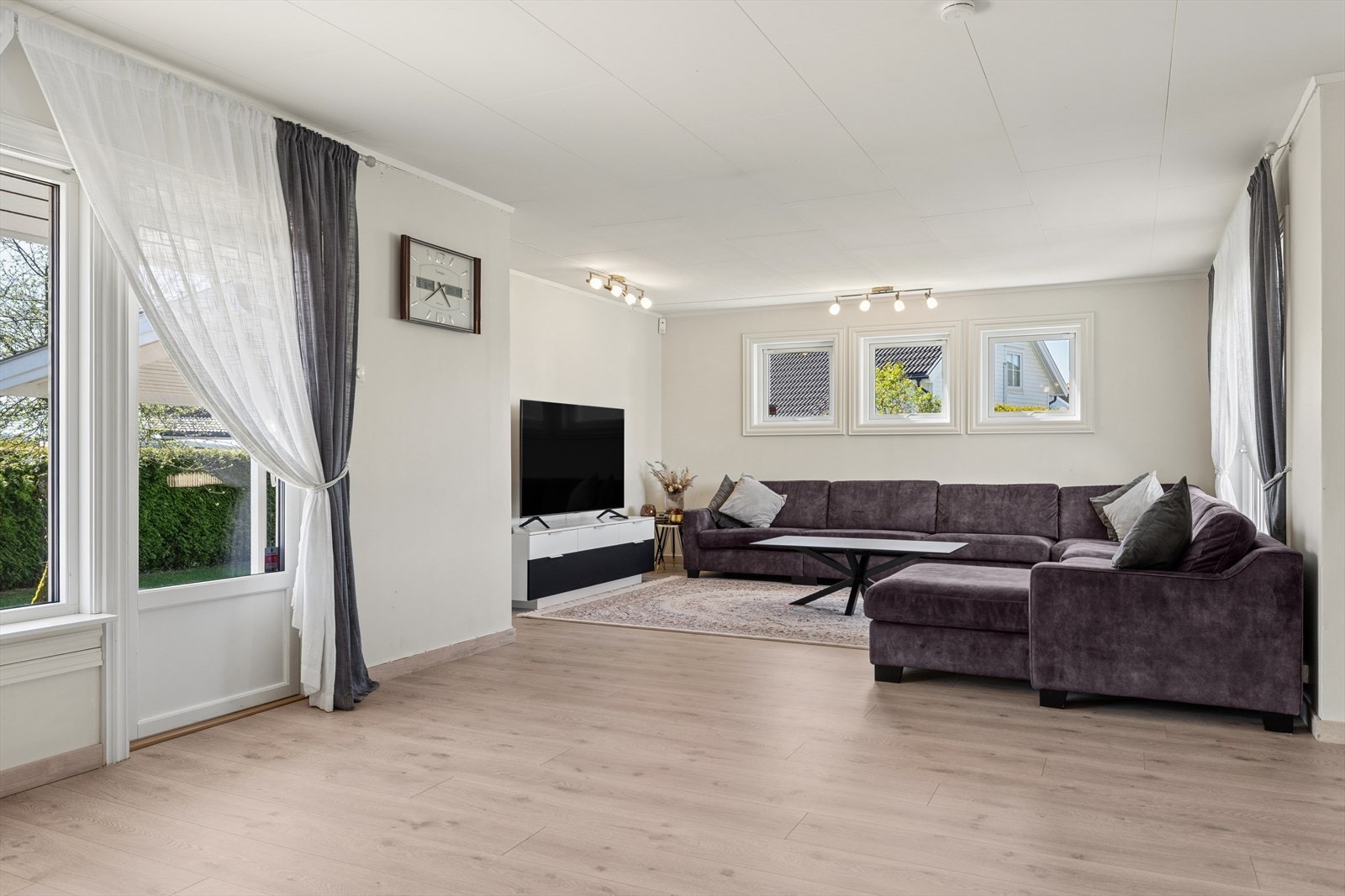 Stor stue med god plass til både spisestue og flere møbleringer Galleribilde
