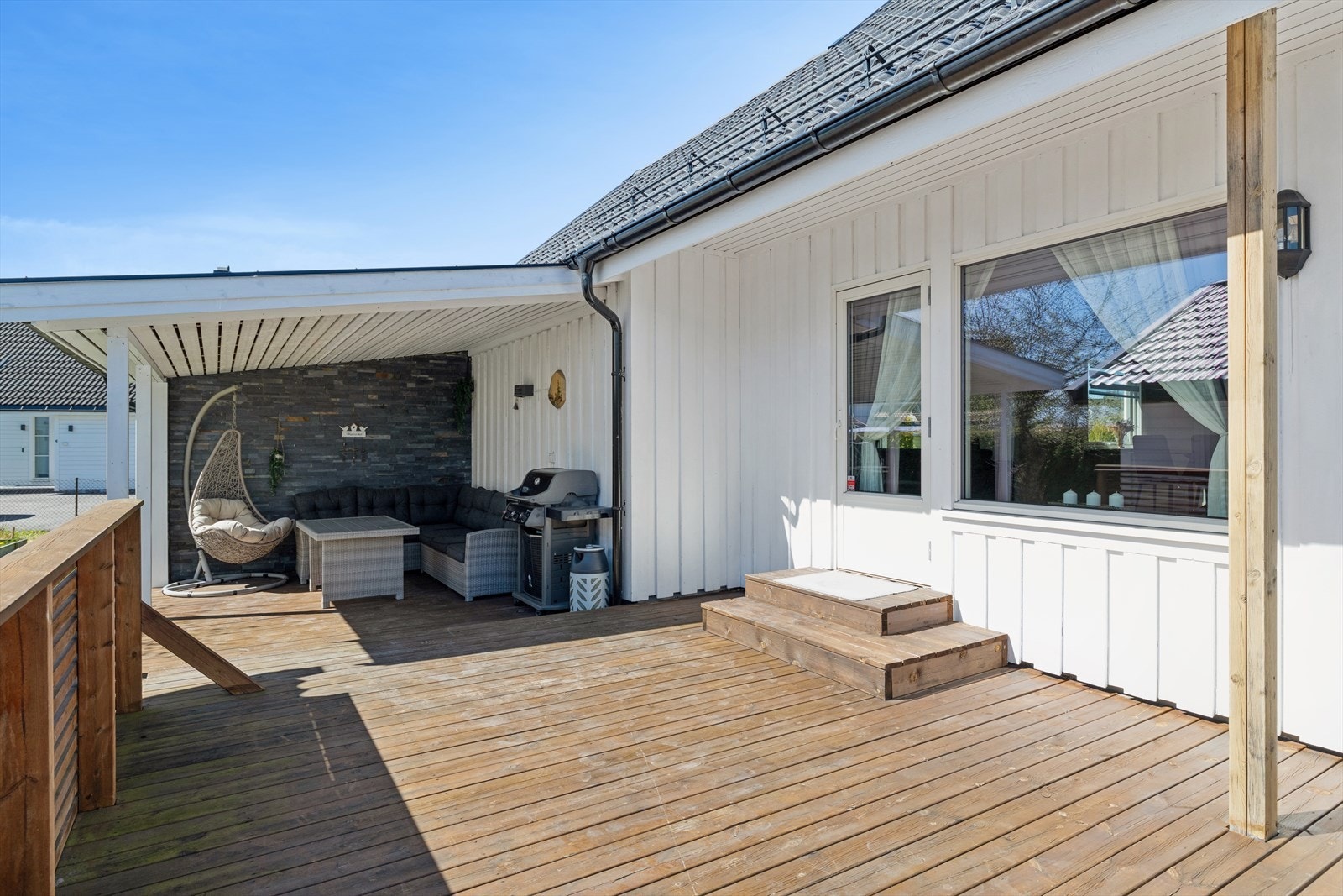 Delvis overbygd terrasse Galleribilde