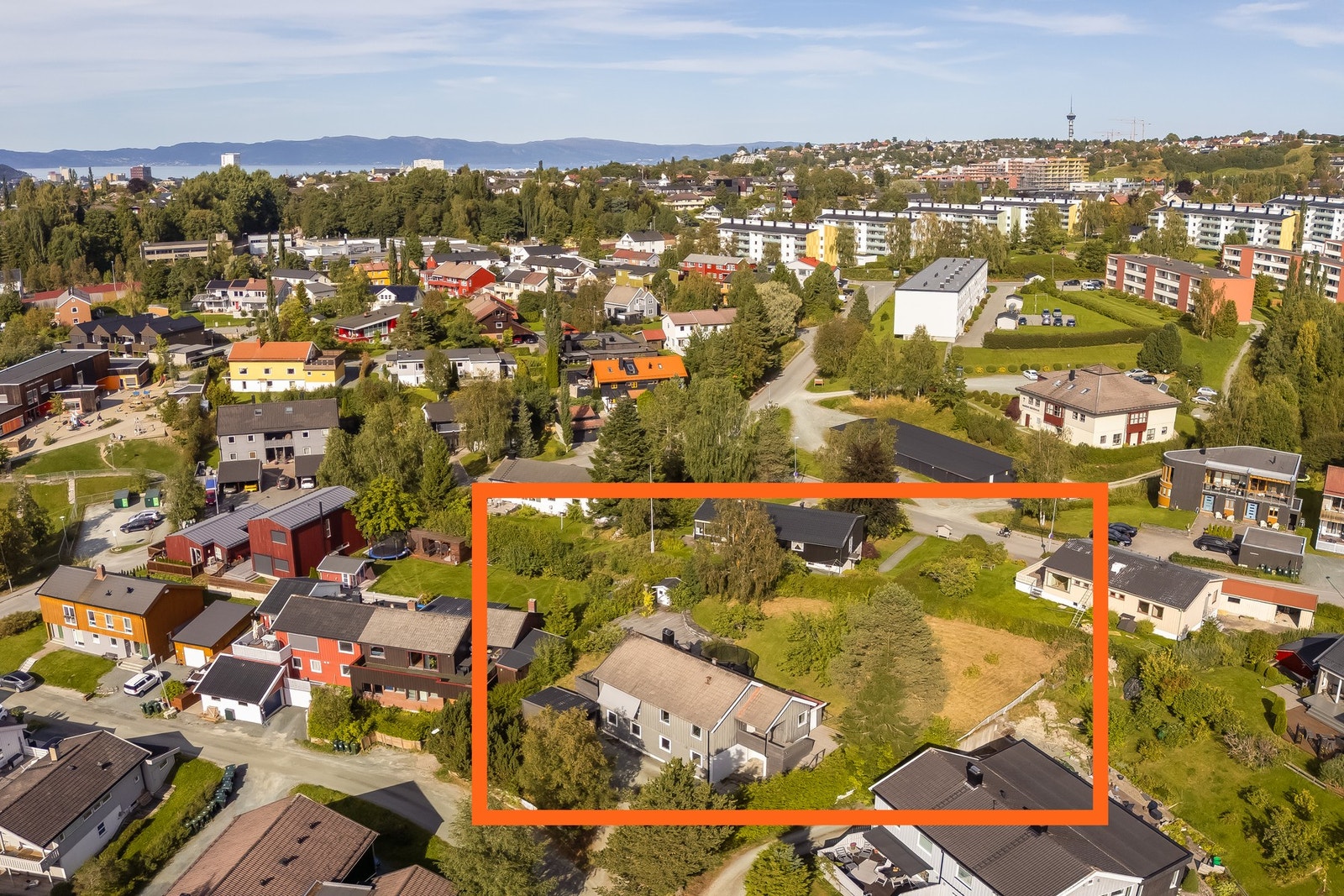 Boligen har en stor, flat og skjermet tomt ovenfor huset. Galleribilde
